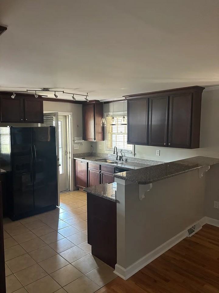 102 E C St - Photo 5 of 7