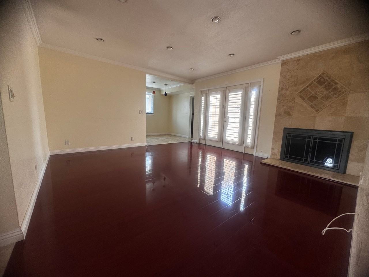 5582 Rochelle Ave - Photo 4 of 20