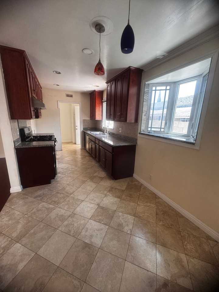 5582 Rochelle Ave - Photo 5 of 20