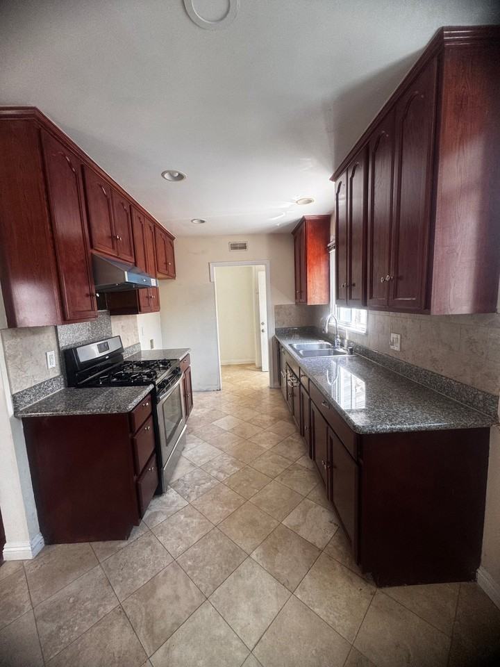 5582 Rochelle Ave - Photo 6 of 20