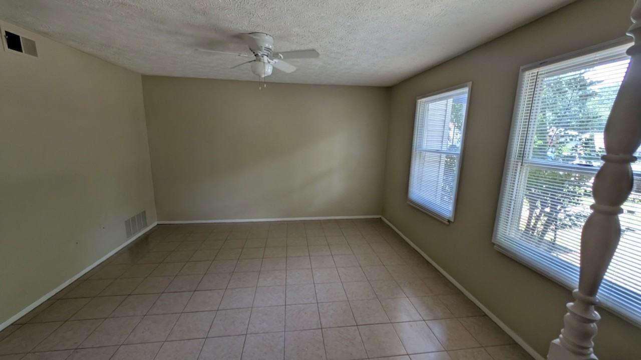 135 Roswell Commons Way - Photo 2 of 20