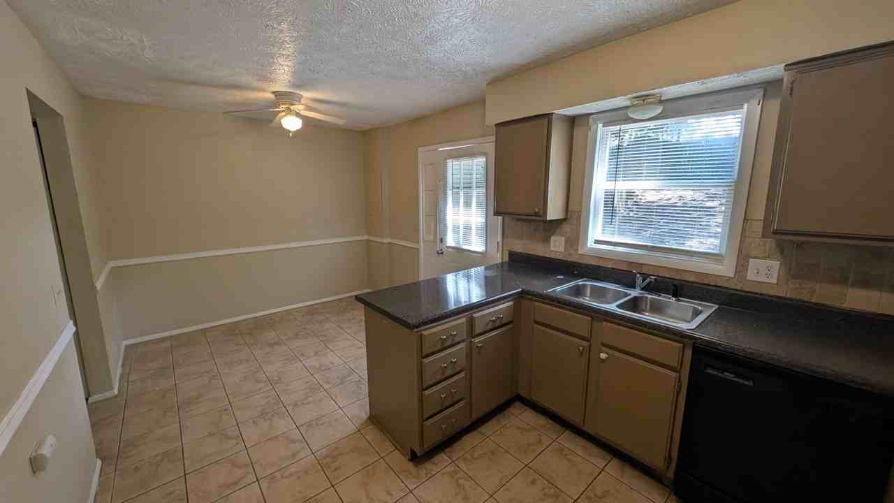 135 Roswell Commons Way - Photo 4 of 20