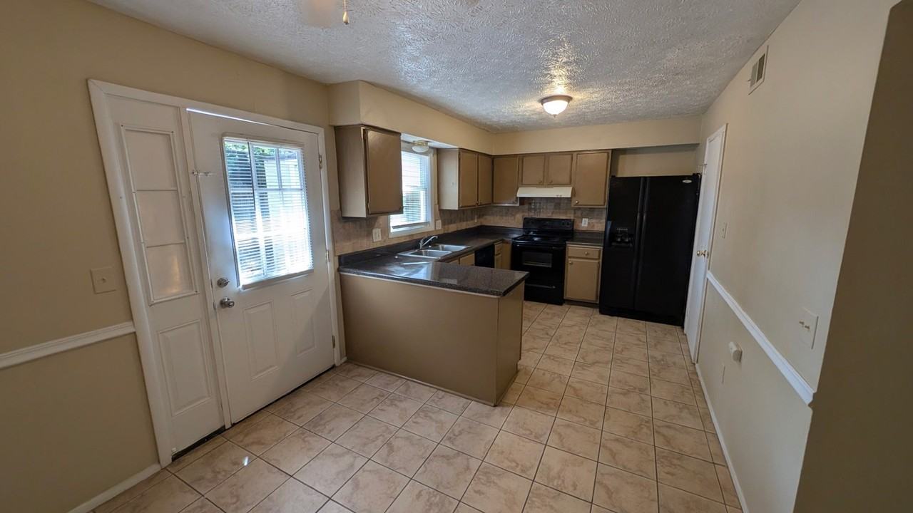 135 Roswell Commons Way - Photo 5 of 20