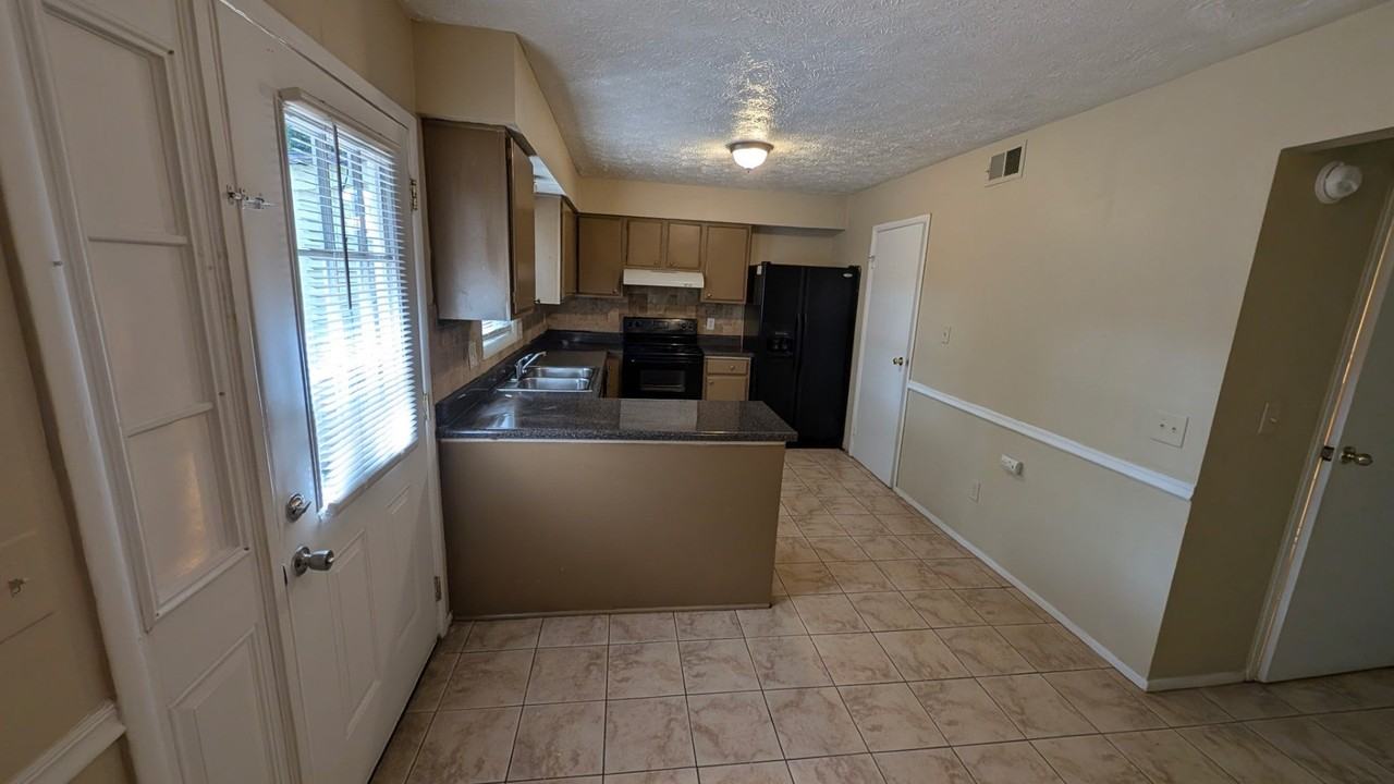 135 Roswell Commons Way - Photo 6 of 20