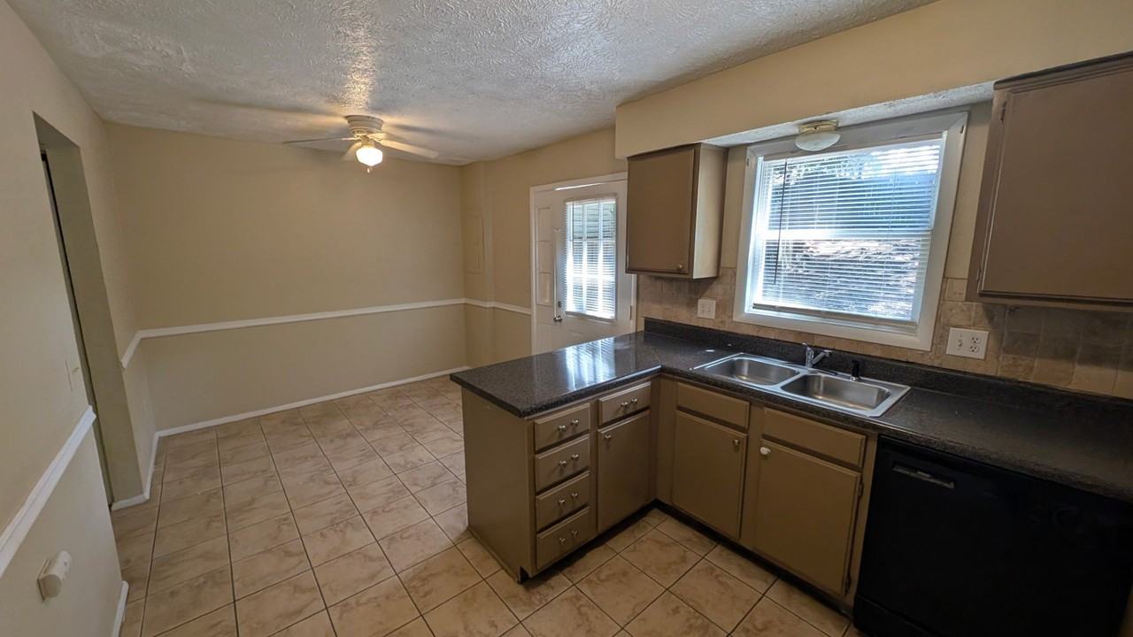 135 Roswell Commons Way - Photo 7 of 20