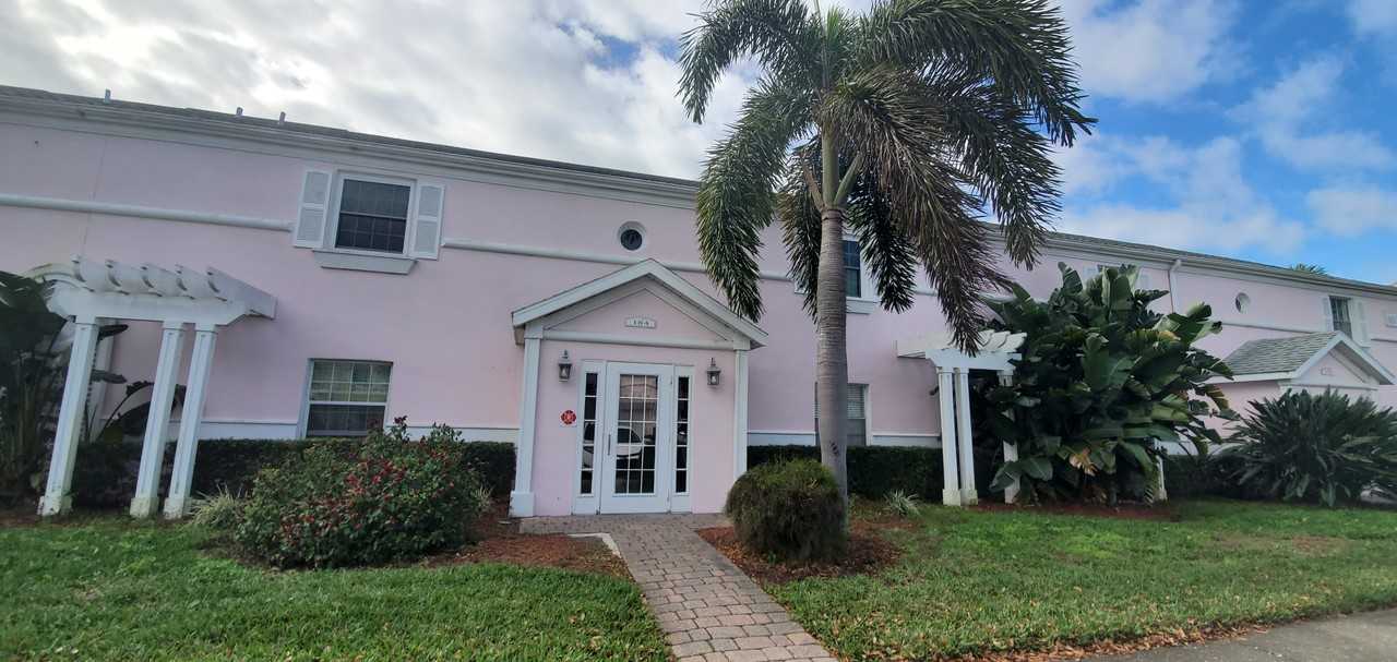 184 Pompano Dr Se #D - Photo 2 of 37