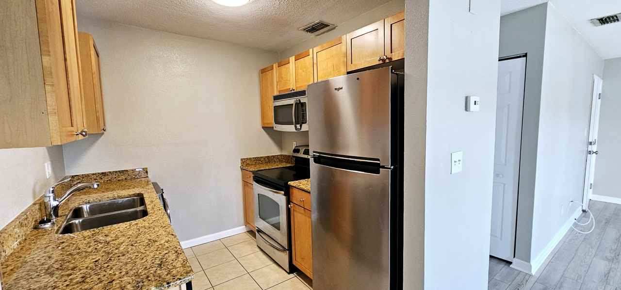 184 Pompano Dr Se #D - Photo 5 of 37