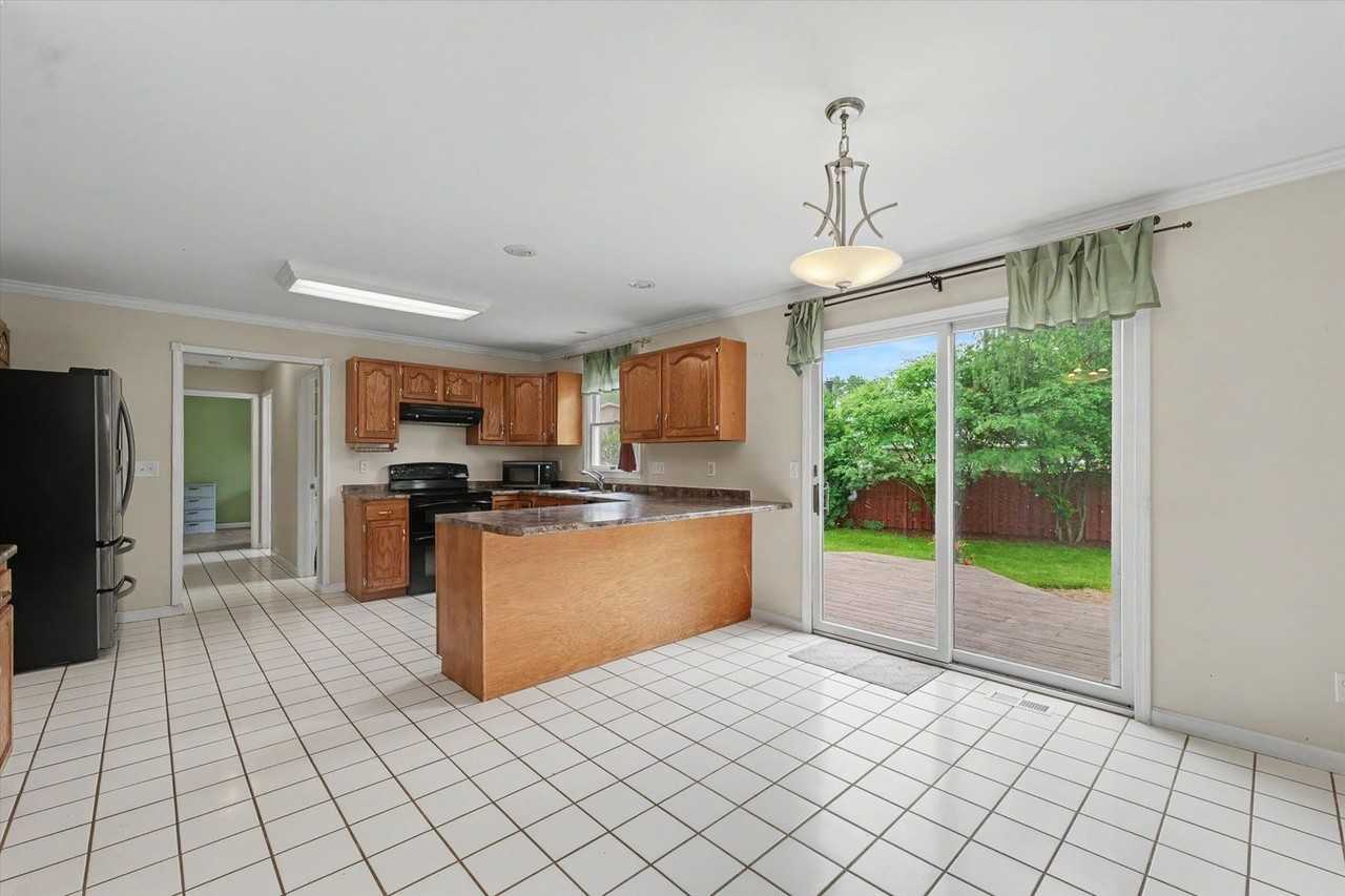 2401 Peppertree Pl - Photo 7 of 34