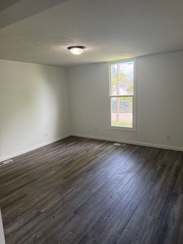 1052 John St - Photo 2 of 20