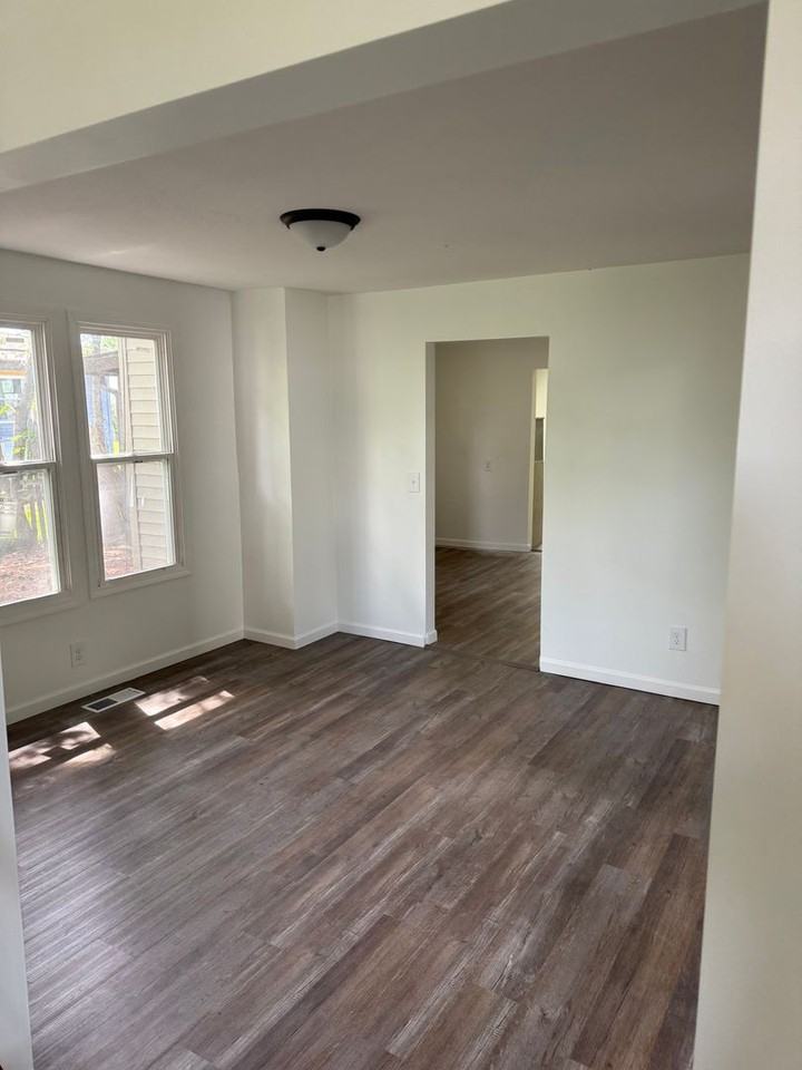 1052 John St - Photo 3 of 20