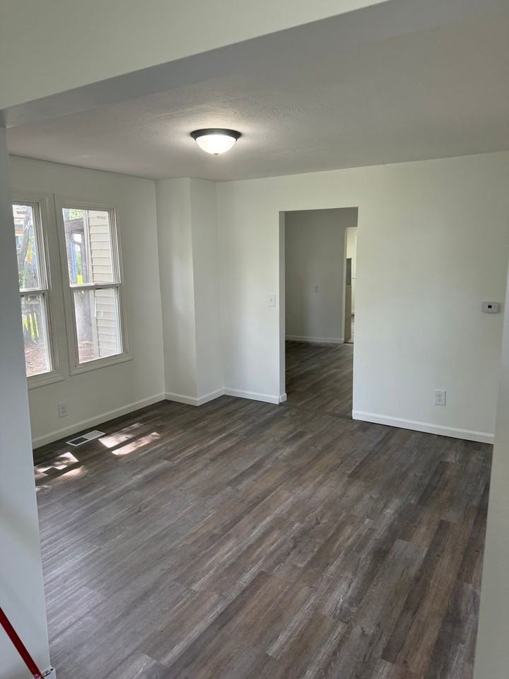 1052 John St - Photo 4 of 20