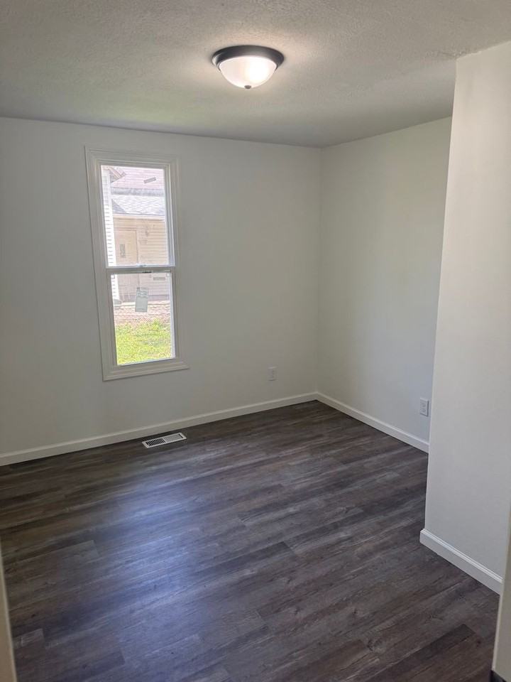 1052 John St - Photo 5 of 20