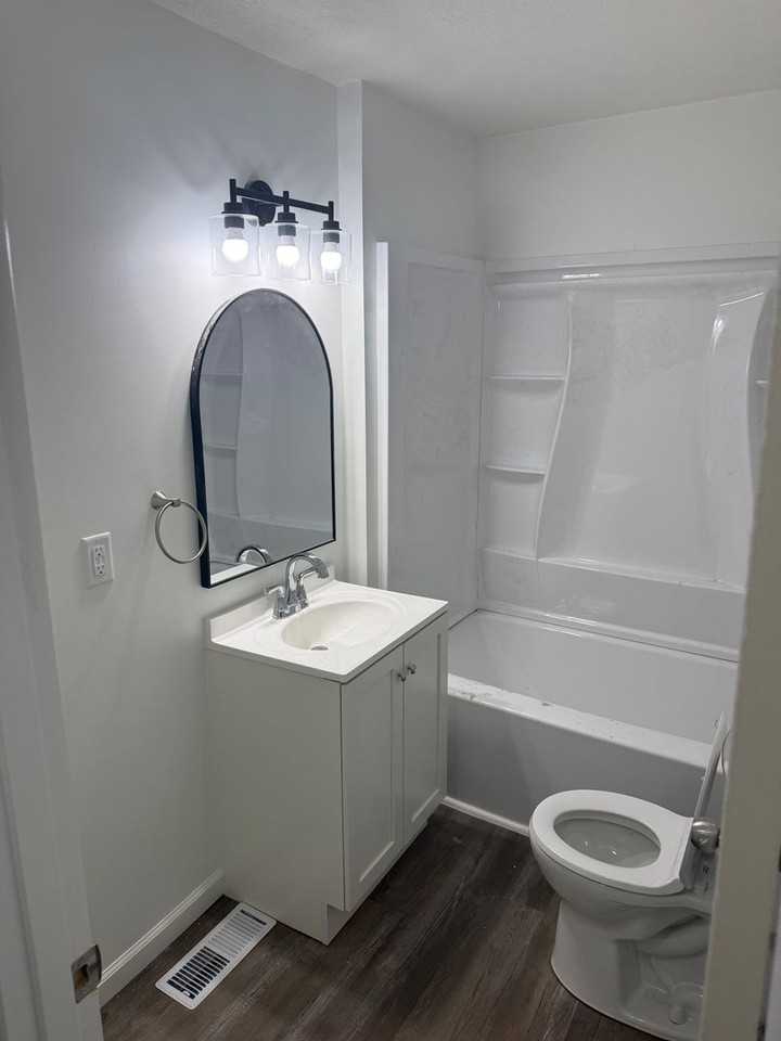 1052 John St - Photo 6 of 20