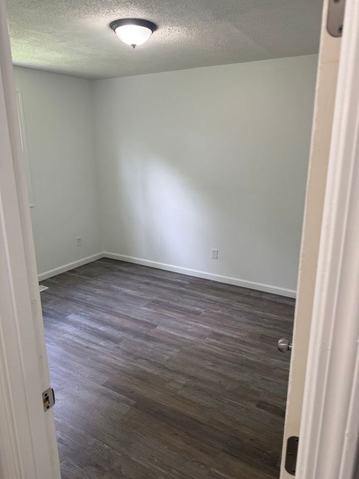 1052 John St - Photo 7 of 20
