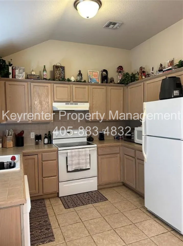 802 Beaumont Sq - Photo 3 of 5