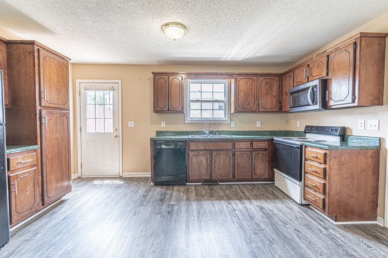 824 Flyer Ct - Photo 3 of 18