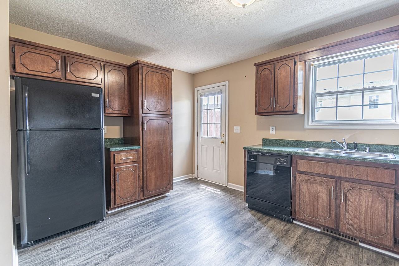 824 Flyer Ct - Photo 5 of 18