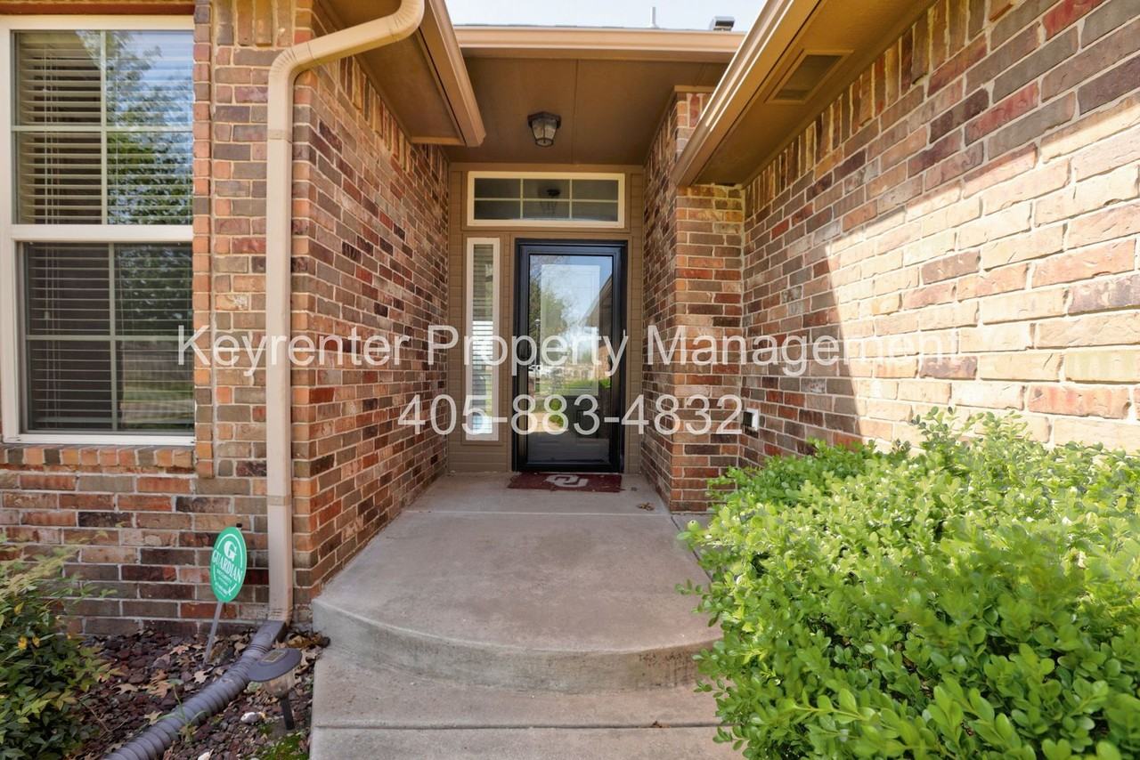 9016 Nw 75th St - Photo 4 of 33