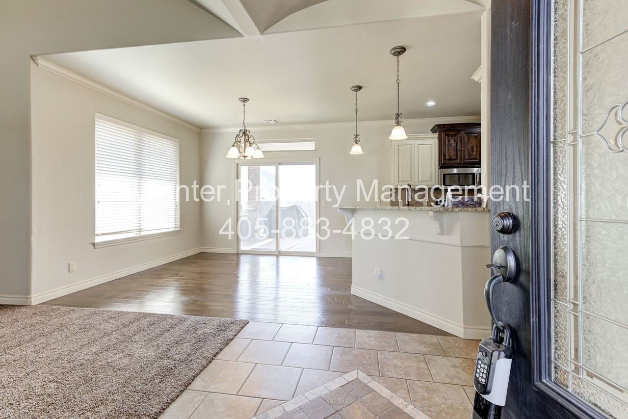 9016 Nw 75th St - Photo 5 of 33