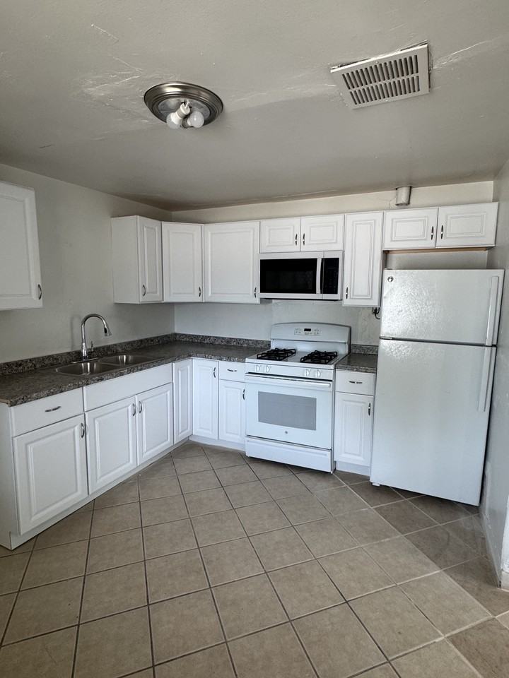 5144 S 11th Ave #1 - Photo 5 of 15