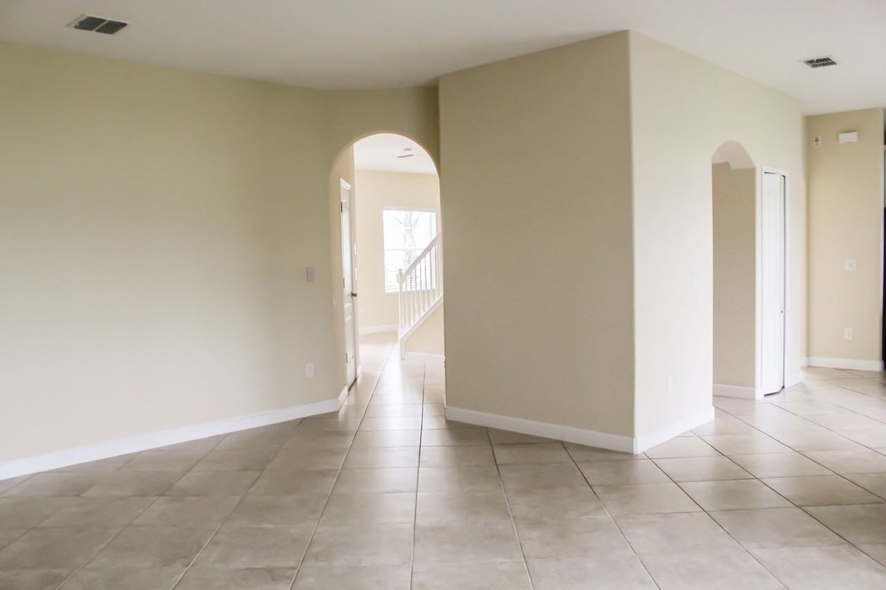 1718 Thetford Cir - Photo 4 of 31