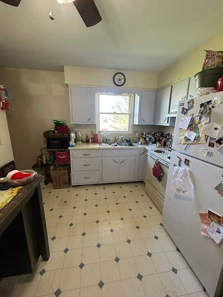 165 Suburban Ave - Photo 5 of 11