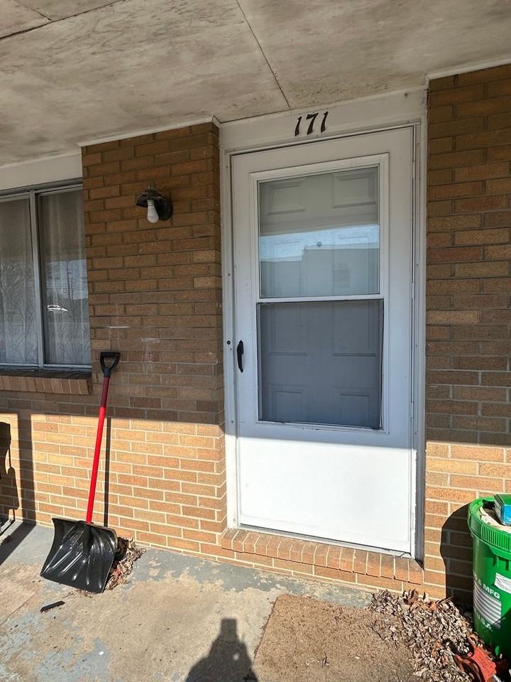 171 Suburban Ave - Photo 2 of 16