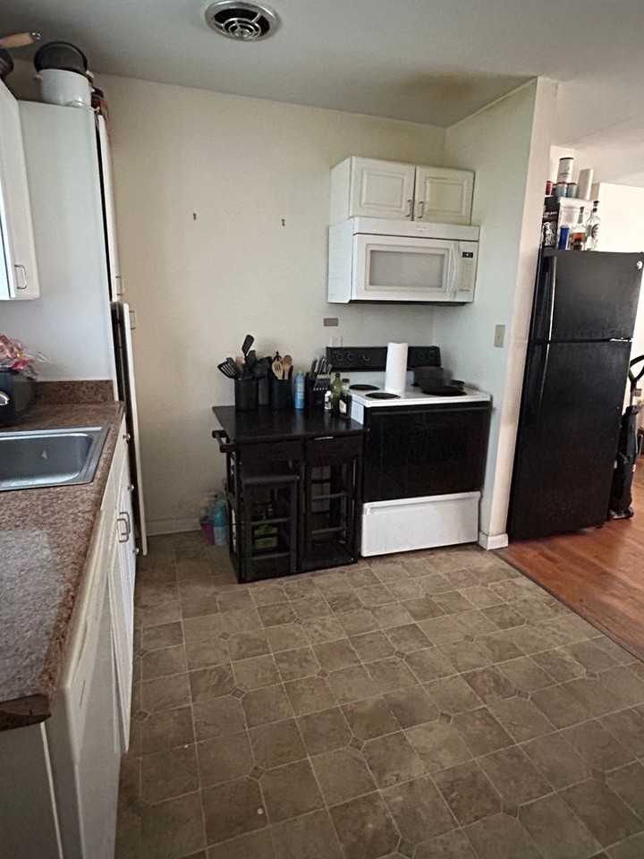 171 Suburban Ave - Photo 4 of 16