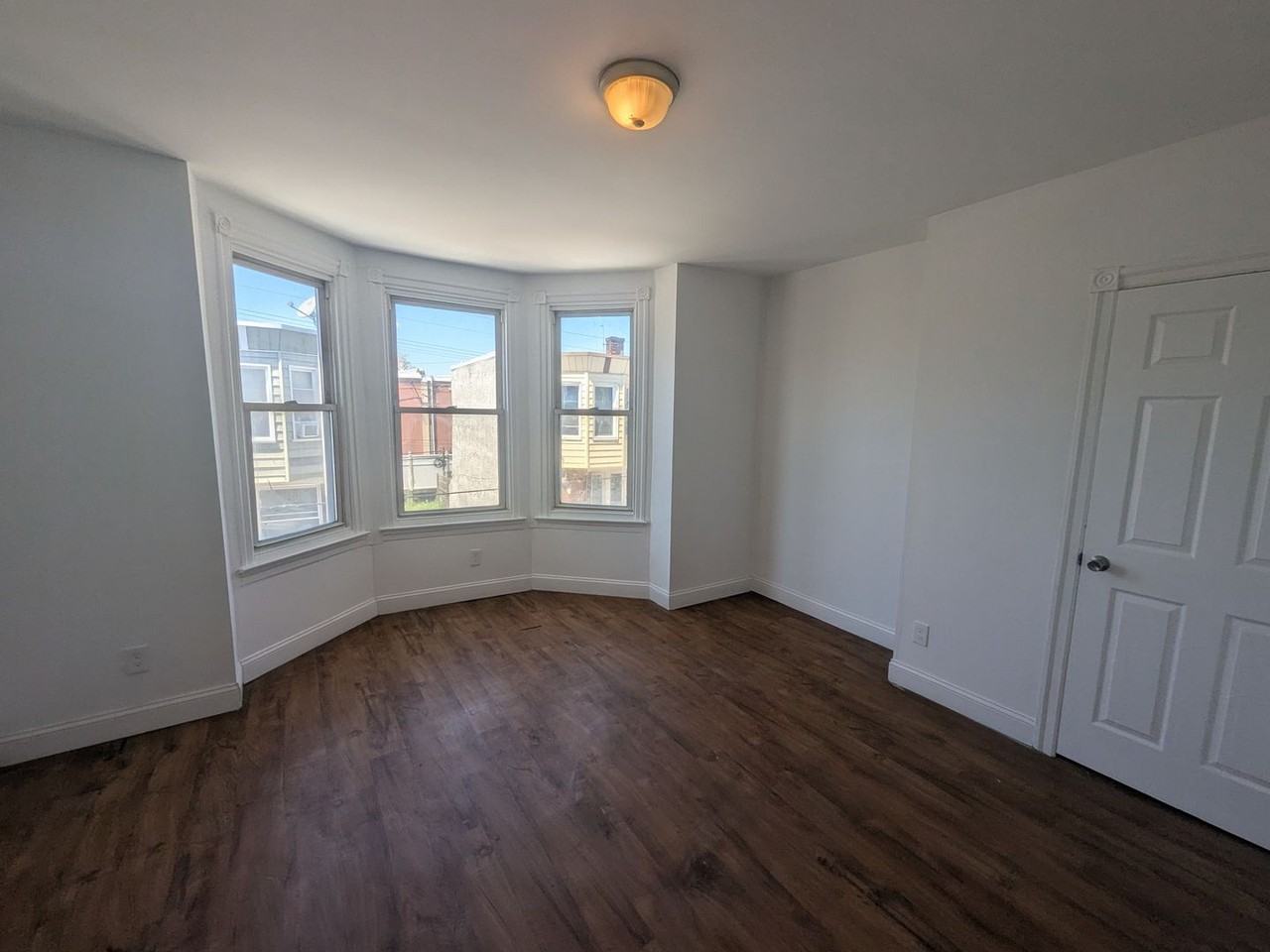 2214 Yelland St - Photo 3 of 10