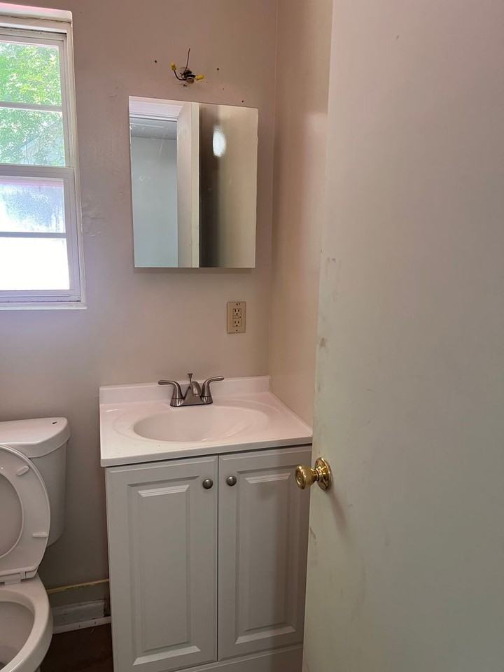 600 W Broad St - Photo 4 of 10