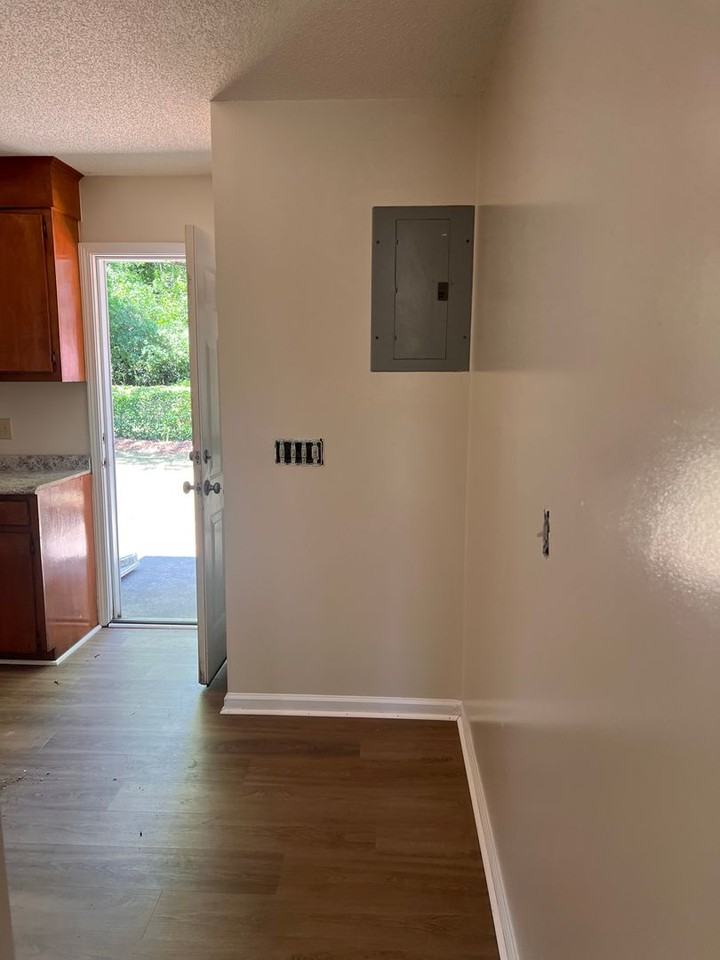 600 W Broad St - Photo 6 of 10
