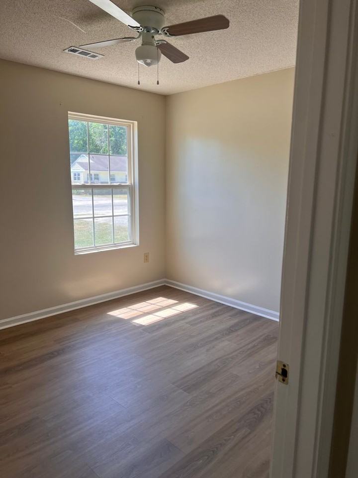 600 W Broad St - Photo 7 of 10