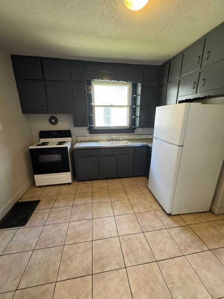 1307 Saint Marys Ave - Photo 4 of 10