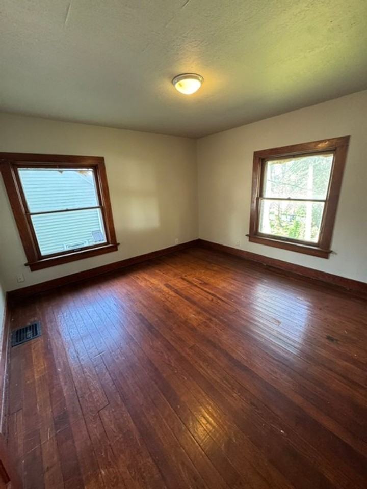 1307 Saint Marys Ave - Photo 5 of 10