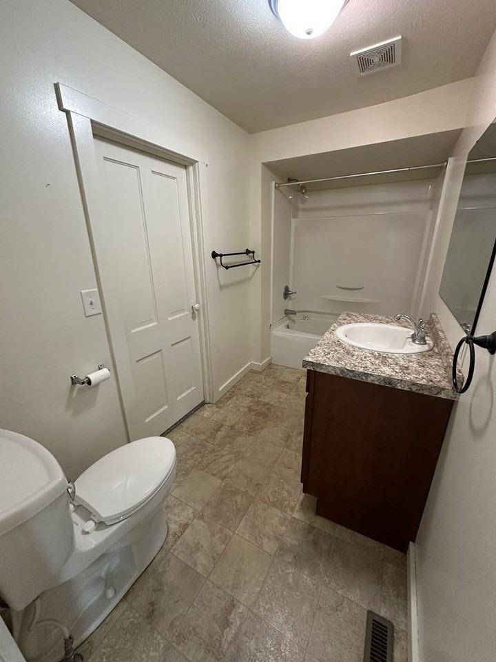 708 E Jefferson St - Photo 5 of 12