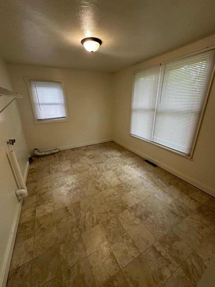 708 E Jefferson St - Photo 6 of 12