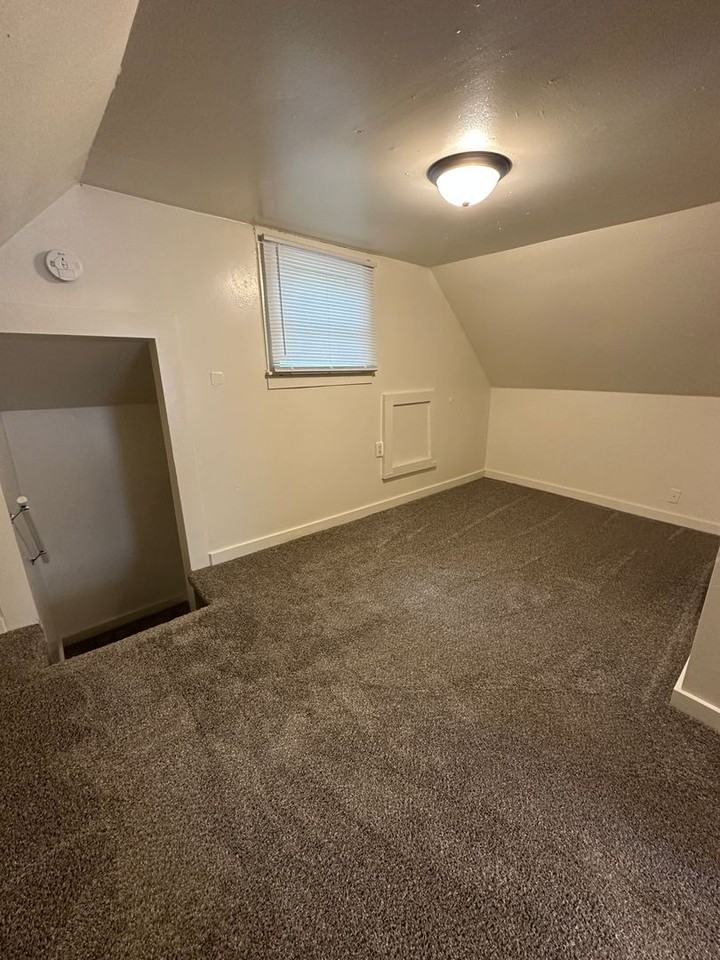 708 E Jefferson St - Photo 7 of 12