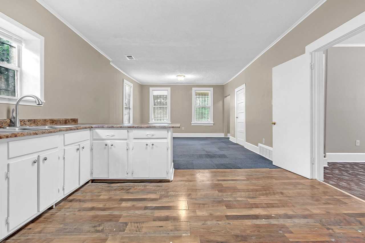 410 Boston St - Photo 7 of 15