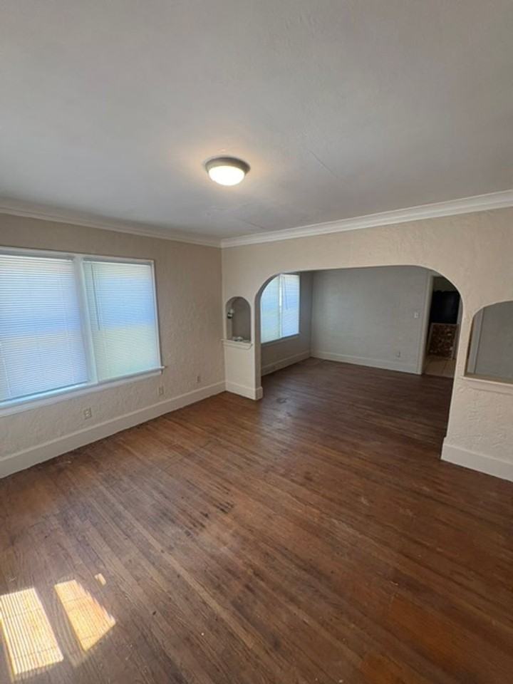 2207 N Ellis St - Photo 3 of 12
