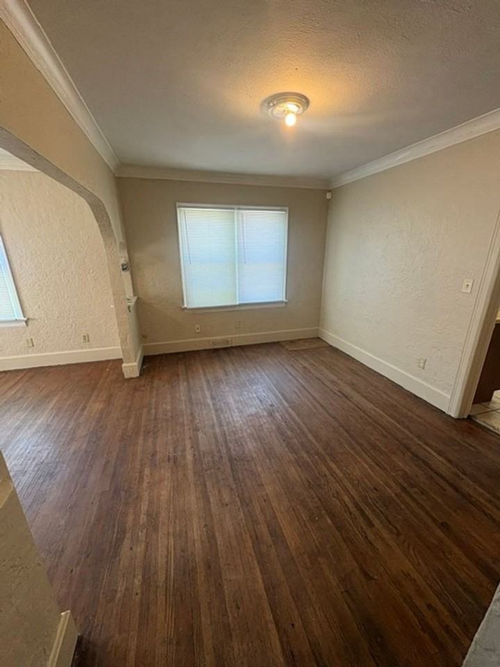 2207 N Ellis St - Photo 4 of 12
