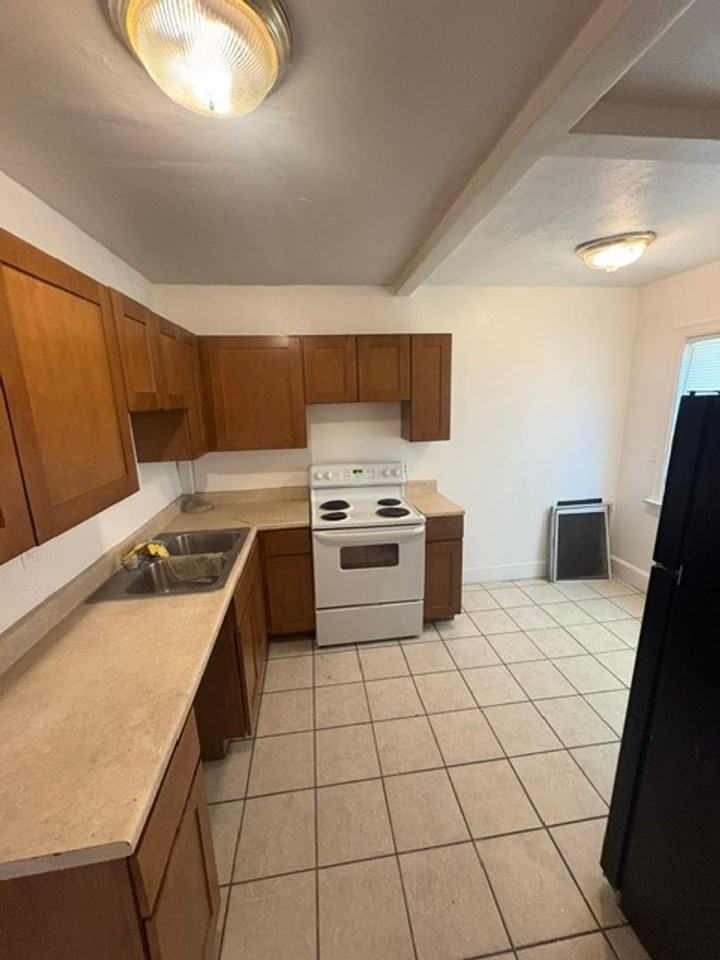 2207 N Ellis St - Photo 5 of 12