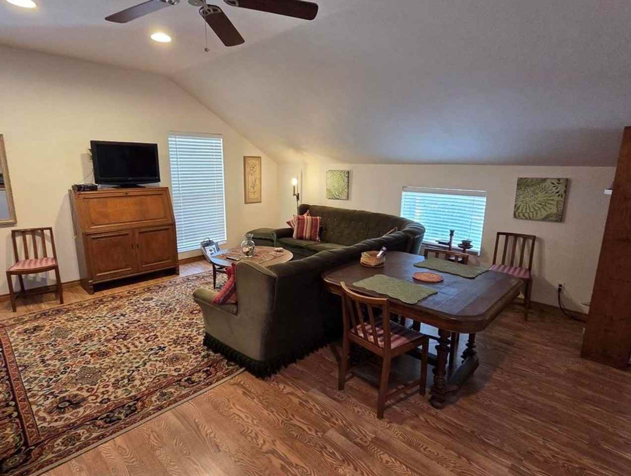 109 109 W Travis - Tree House - Photo 4 of 11