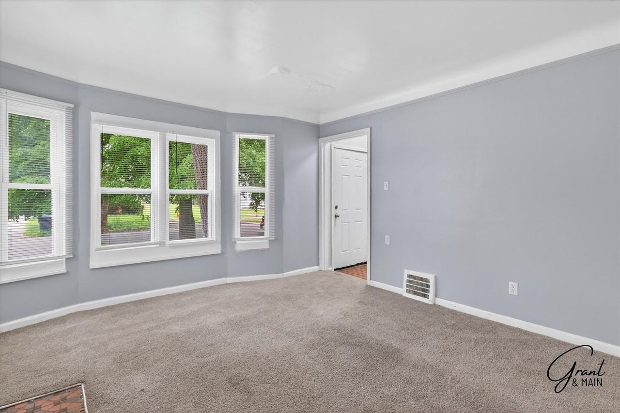 10644 Stratman St - Photo 4 of 20