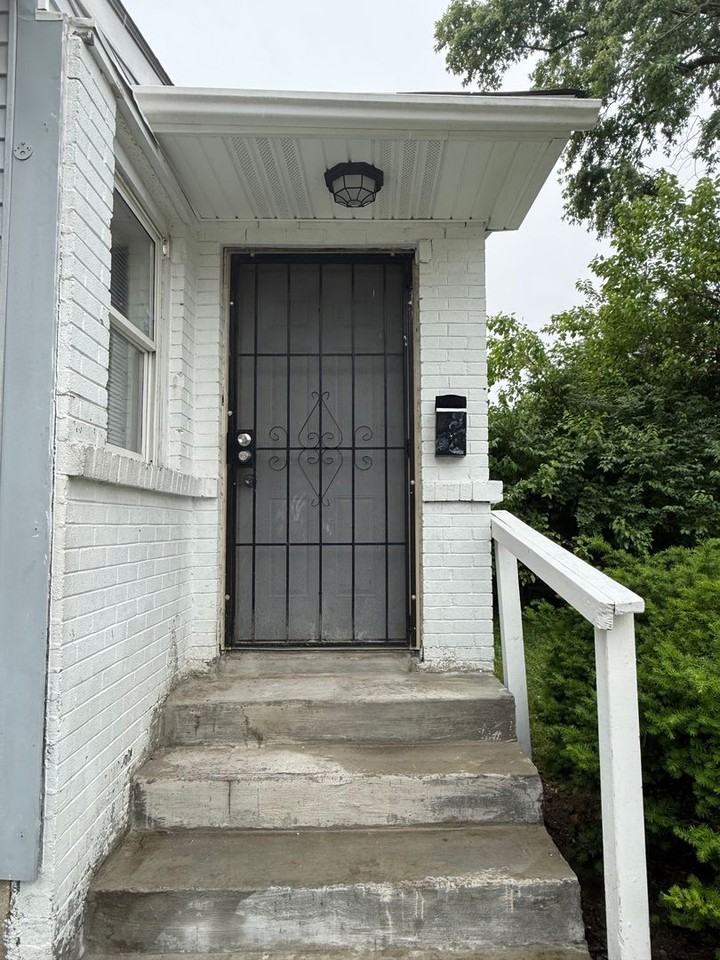 3149 N Gladstone Ave - Photo 2 of 11