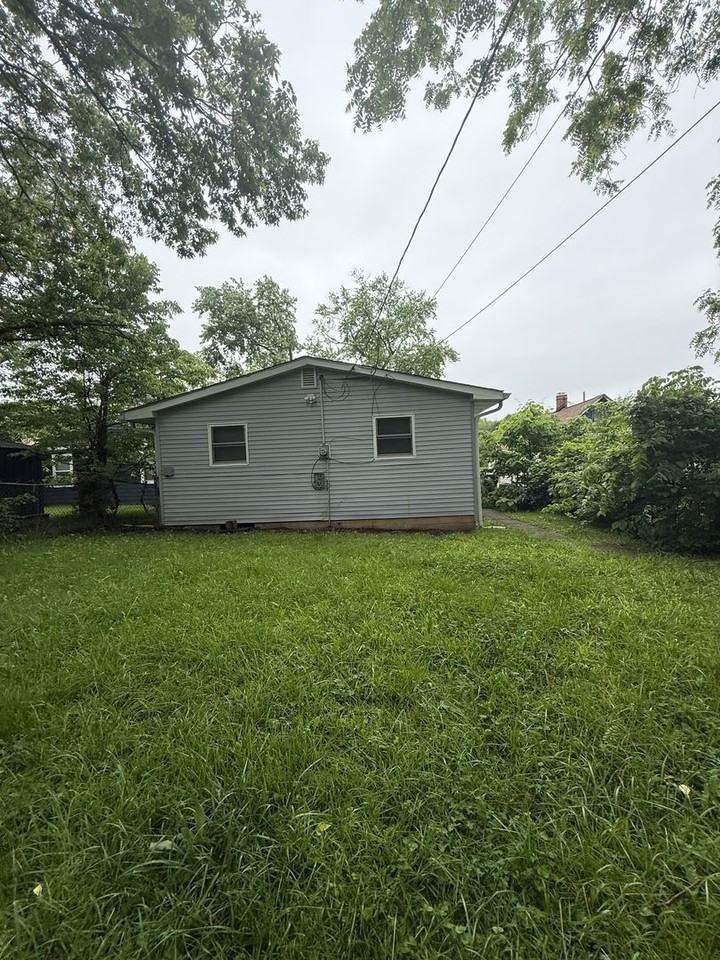 3149 N Gladstone Ave - Photo 4 of 11