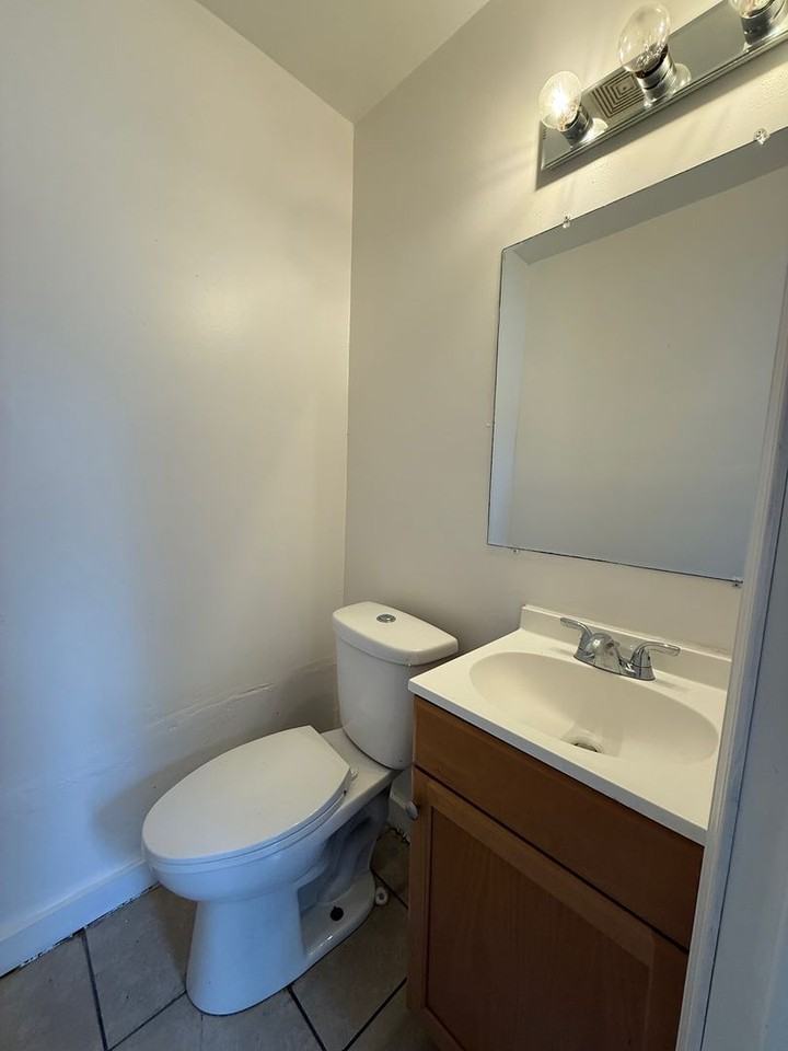 3149 N Gladstone Ave - Photo 5 of 11