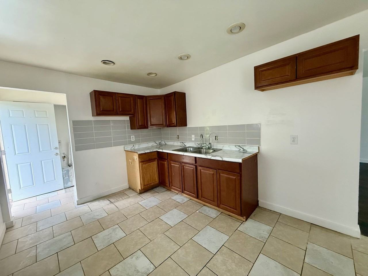 3149 N Gladstone Ave - Photo 6 of 11