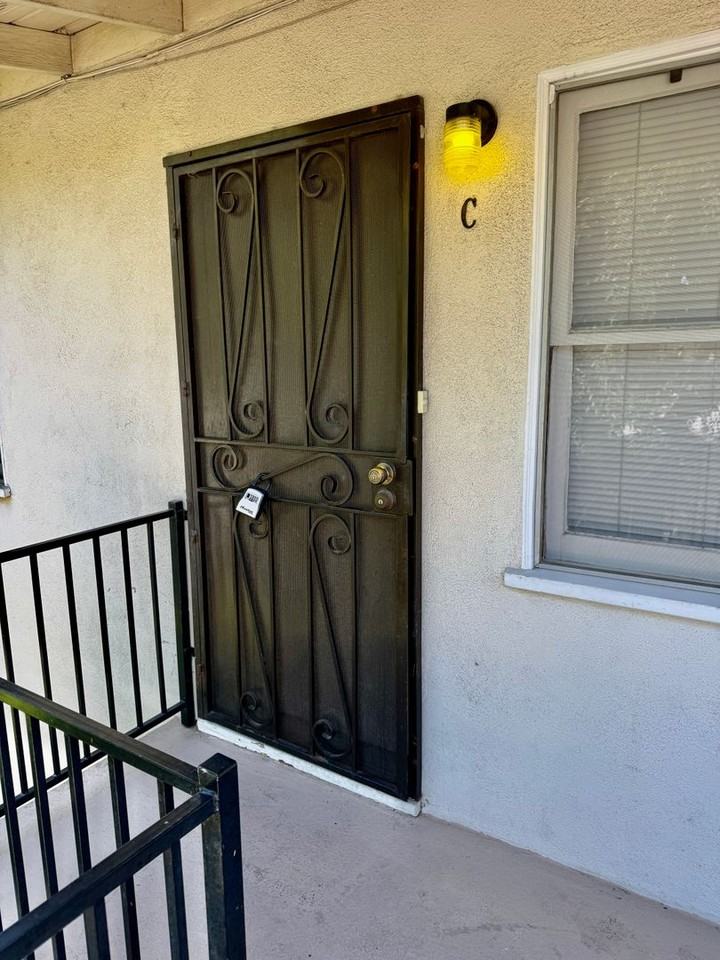 1023 S Victoria Ave Apt C - Photo 3 of 15