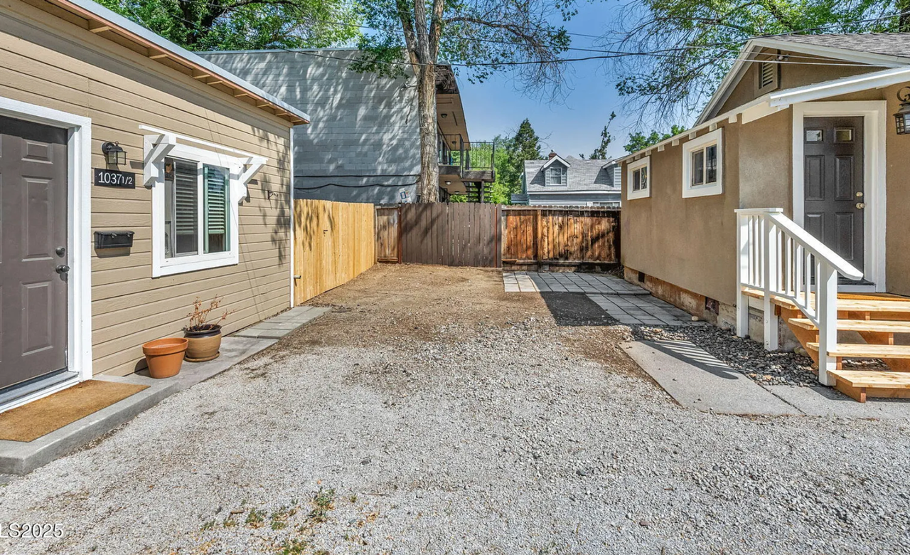 1037 1/2 Litch Ct - Photo 2 of 16