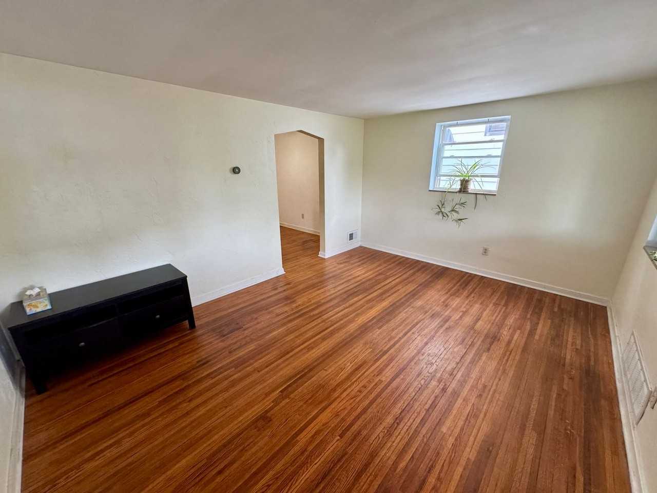 1602 Kiralfy Ave - Photo 6 of 49